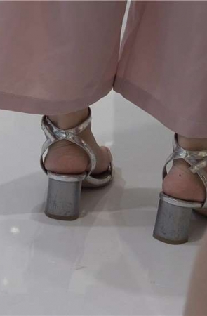 4K – 银白色凉高跟小脚丫 [1.03 GB/avi]