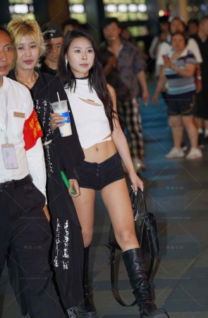 黑色超短热裤长靴美眉