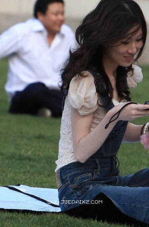 街拍吊带牛仔裤美眉