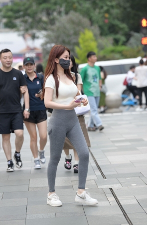 紧身裤，圆润臀