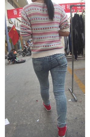 灰色牛仔裤妹子