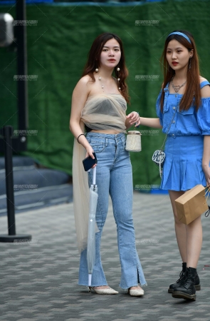 约闺蜜逛街牛仔裤美女