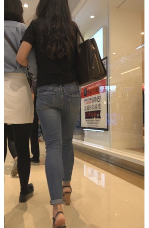 商场里的牛仔妹子