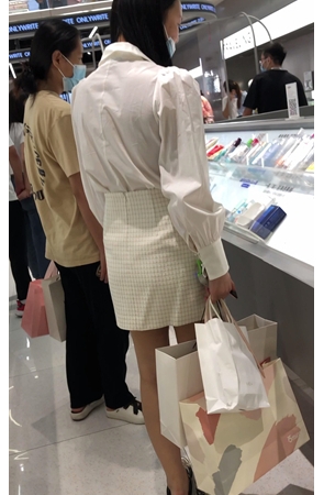 白裙美女