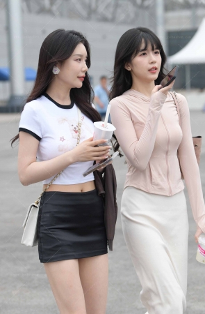 23614-13=71√白皙美腿短裙穿搭 14P