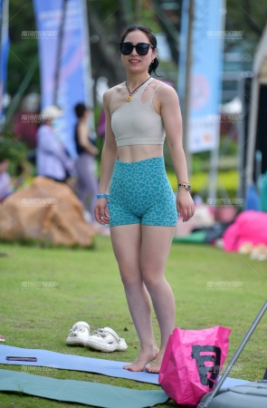 舞动瑜伽裤美女