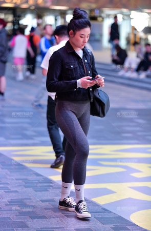 挽发瑜伽紧身裤美女