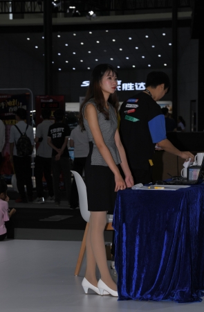 白鞋丝袜前台美女