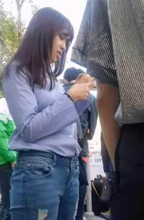 蓝色衬衫牛仔裤甜美清纯美女