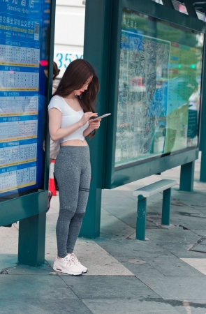 翘屯丰胸的健美裤美女