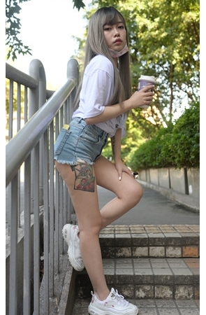 （视频）牛仔热裤月牙小妹[9.59G/MP4]