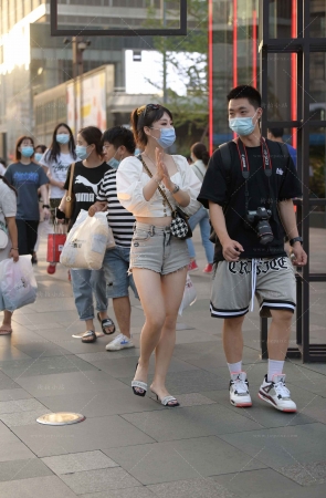 街拍热裤小姐姐