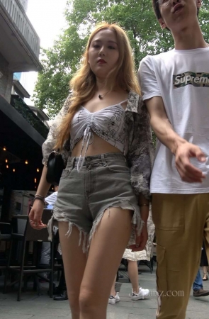 4K – 露脐的小蛮腰街拍热裤美女 [1.46 GB/MP4]