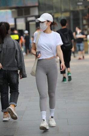 灰色瑜伽裤小姐姐