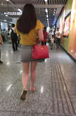 地铁跟拍格子紧绷包臀短裙美眉