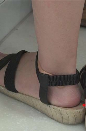 4k-商场内清纯的女孩，小脚丫真美。