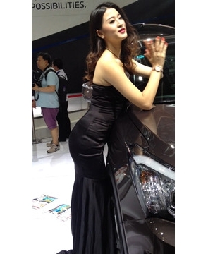 身材婀娜多姿的翘臀美人鱼长尾裙车模。