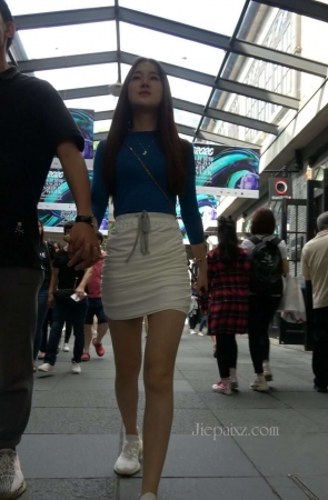 4K – 街拍包臀白短裙长发姑娘 [1.32 GB/MP4]