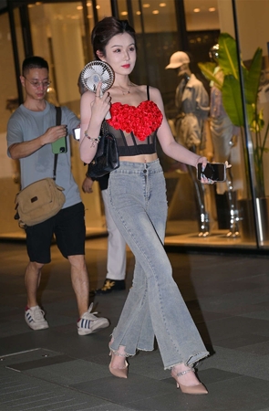 温婉喇叭牛仔裤