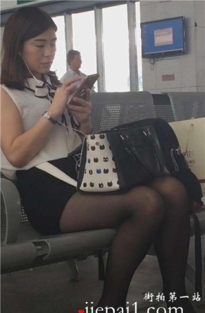 候车室偶遇超美丰满身材黑丝高跟鞋御姐范美女姐姐。