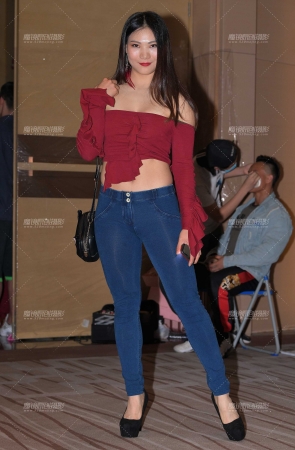 性感，翘臀，蜜桃裤小姐姐