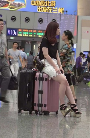 吸引候车室众多目光的高挑女孩