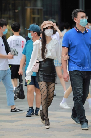 皮裙美眉