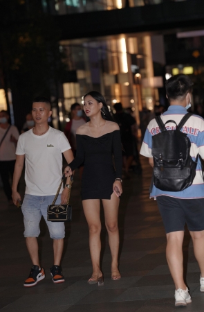 夜拍黑色连体裙小姐姐