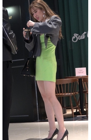 绿色连体裙小姐姐[2.55G/MP4]