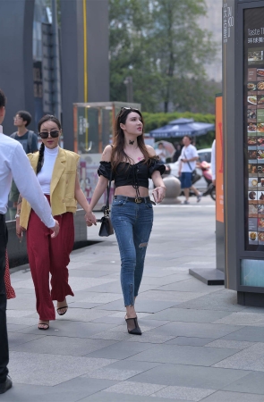 一字肩牛仔裤搭配