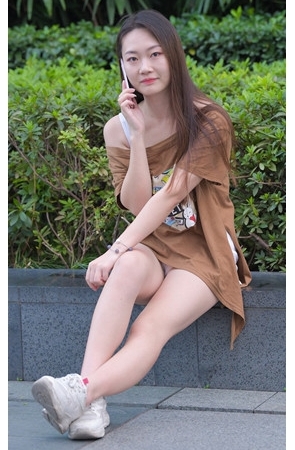 打电话的漂亮小姐姐(27P)[425M/JPG]