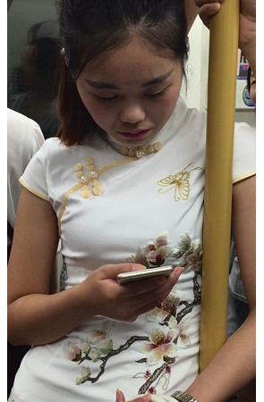 旗袍少妇有心事