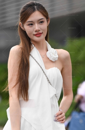 【摄神作品】2568-11=83√大白腿小姐姐 11P