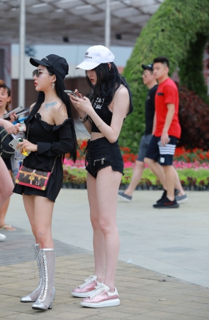 白皙热裤大长腿美女