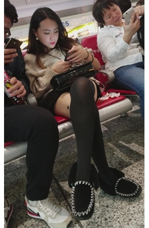 商场休息的黑丝美女[884M/MP4]