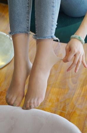 牛仔裤里藏着连裤袜