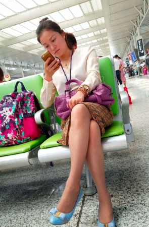 街拍白衣花裙黑丝MM