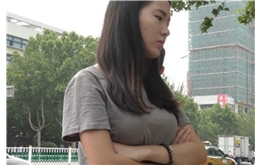 4k-公交站拍摄丰满粉嫩美足人字拖清纯小美女