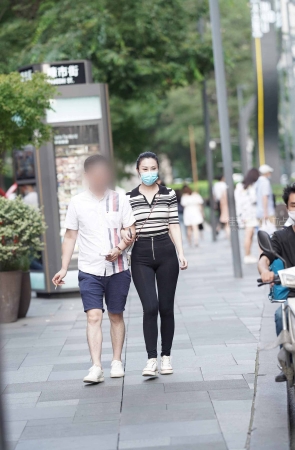 街拍黑色紧身裤美眉