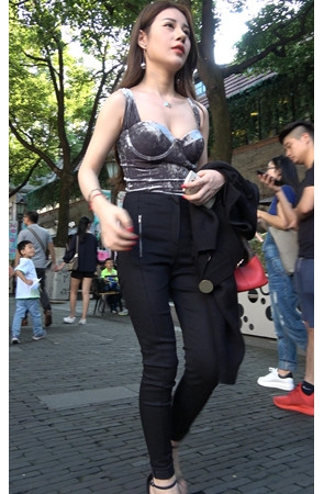 漂亮的极品黑裤气质小姐姐