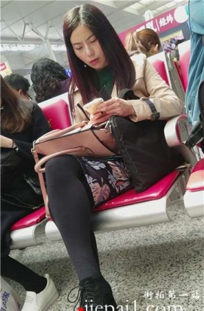 4k-等车的黑丝美腿姐姐有点困了