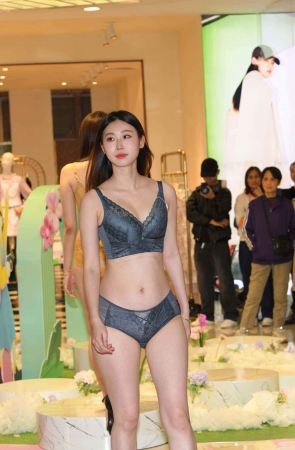 好身材美女大学生J职内衣模特走show