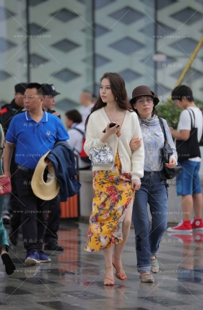 花裙子美女 [16P]