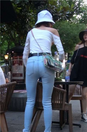 4K破洞紧身蓝牛白帽麻花辫小姐姐颜值超高 [590 MB]