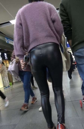 4K – 又一紧身黑色皮裤街拍丰臀短发美女 [937 MB]