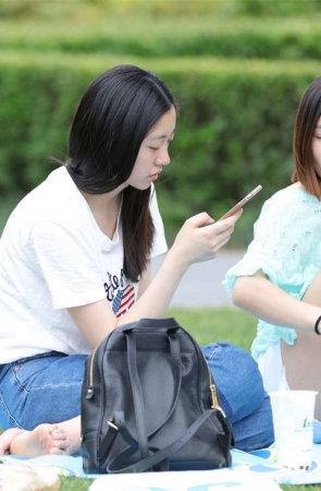 No1598 清纯学妹玉足含蓄露出，用绸缎般光滑的足底撩拨你