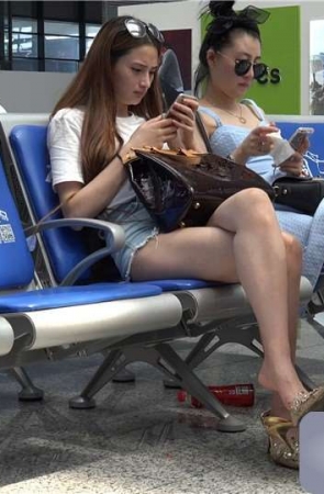 4K 候车室拍摄凉高跟长腿美女 [3.04 GB/MP4]