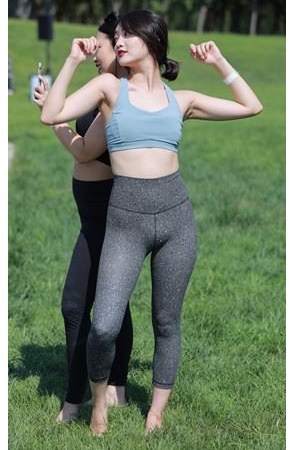 练瑜伽的高腰紧身裤小姐姐(23P)