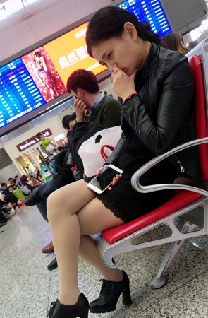 黑色包臀短裙肉色丝袜高跟少妇车站候车