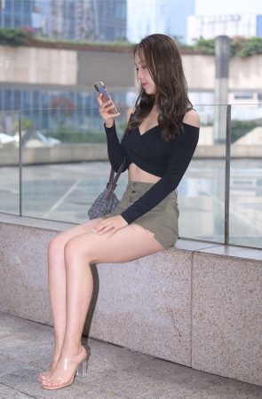 一始街拍作品 绿色短裙女孩